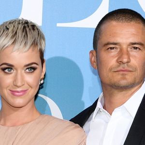 Katy Perry e Orlando Bloom tranquilizam fãs a respeito do nascimento da filha na pandemia: 'Somos sortudos e nem todos podem ter uma experiência de parto tão tranquila como a nossa'