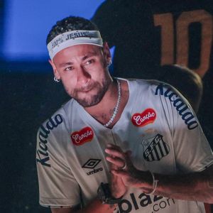 Após corte da Seleção, Neymar quebra o silêncio e fala sobre lesão: ‘Faz parte do processo’