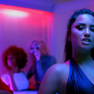 Demi Lovato aparece na festa realizada em sua mansão de Hollywood Hills que teve imagens aproveitadas no clipe 'Sorry Not Sorry'