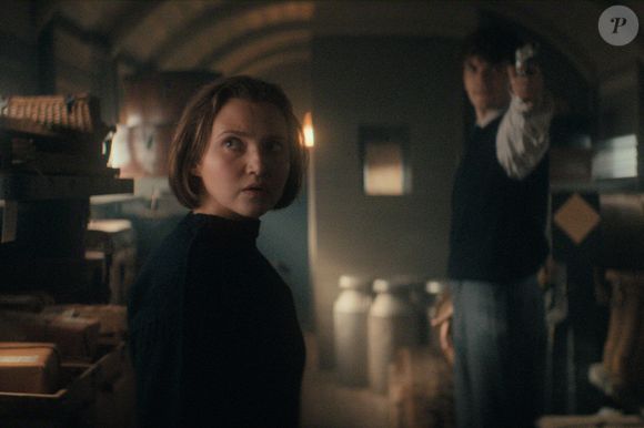 Então, ela decide investigar o que realmente aconteceu e descobre coisas bem obscuras