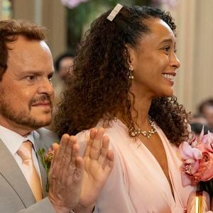 Poliana (Matheus Nachtergaele) e Raquel (Taís Araújo) no casamento de Aldeíde (Karine Teles) e Laudelino (Herson Capri) em 'Vale Tudo'