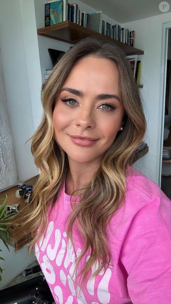 Juliana Silveira voltou a falar do assédio que sofreu de um diretor de novelas no passado. A atriz deu entrevista ao podcast ‘Papagaio Falante’, nesta quarta-feira (10)