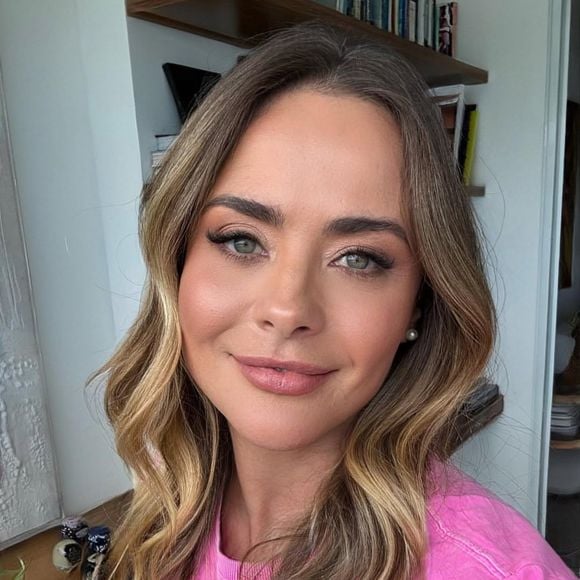 Juliana Silveira voltou a falar do assédio que sofreu de um diretor de novelas no passado. A atriz deu entrevista ao podcast ‘Papagaio Falante’, nesta quarta-feira (10)