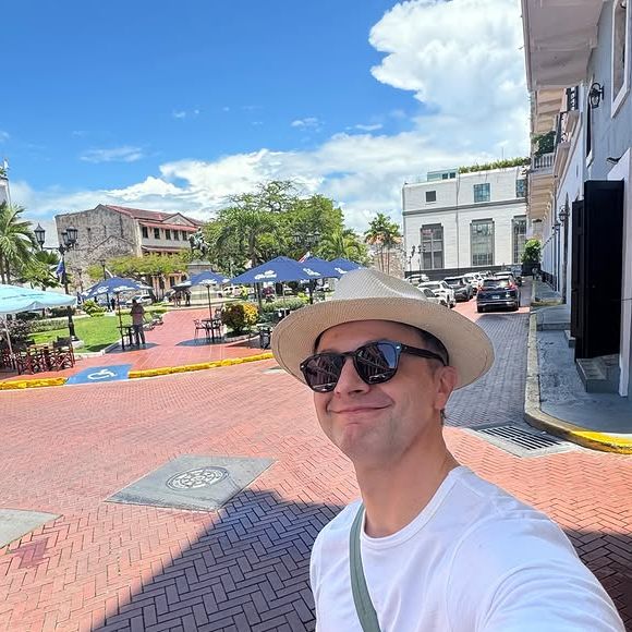 Lucas Lima celebrou o Dia das Mães neste domingo (11) com uma homenagem a Sandy, mãe de seu único filho, Theo