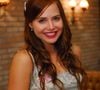 Letícia Colin já usou cabelo longo em tom castanho com aparência mais quente e reflexos avermelhados. O corte tem camadas suaves, comprimento em formato arredondado e uma franja longa que acompanha o contorno do rosto