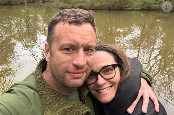 De acordo com notícia divulgada por veículos como Daily Mail e The Mirror, a mãe de dois filhos e moradora de Londres, ela acreditava inicialmente que os sintomas que sentia — como inchaço e fadiga — eram provocados pela perimenopausa.