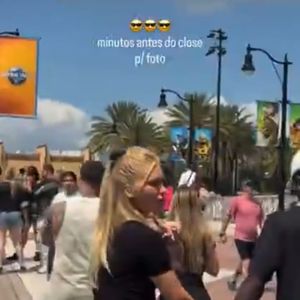 Após amistoso contra a França, Vini Jr. aparece com Virginia em parque de Orlando; gesto dela chama atenção nas redes