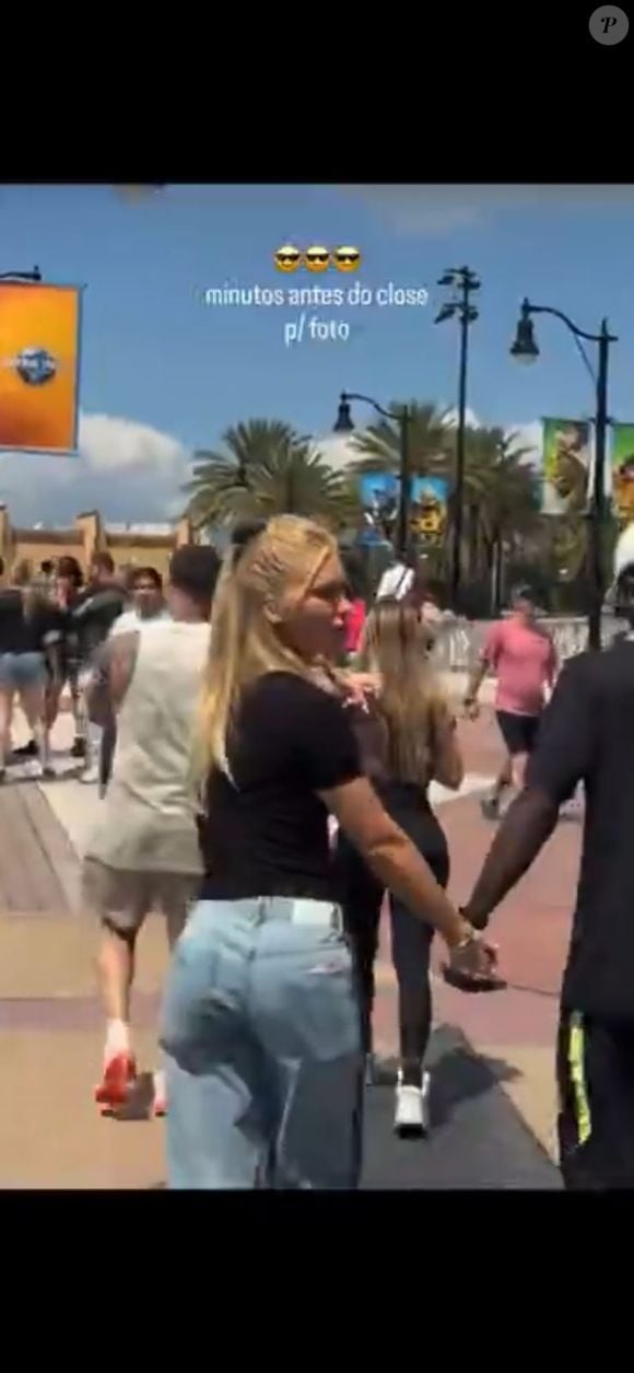 Após amistoso contra a França, Vini Jr. aparece com Virginia em parque de Orlando; gesto dela chama atenção nas redes