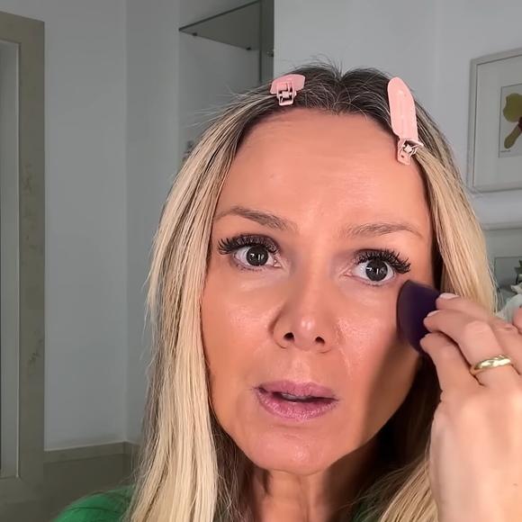 O chamado 'efeito lifting' pode ser criado visualmente com maquiagem a partir de uma técnica simples ensinada por Maria Ferjol. A maquiadora recomenda observar a linha imaginária diante do espelho e, a partir dela, não aplicar blush nem bronzer na região inferior do rosto