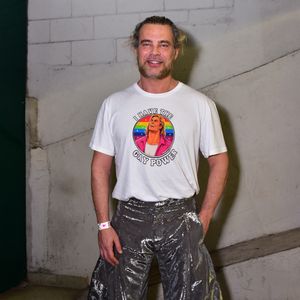 Carmo Dalla Vecchia vestiu uma camiseta branca com a estampa ilustrada "I Have The Gay Power" (eu tenho o poder gay); O ator combinou a peça a uma calça prateada metalizada de corte extremamente volumoso e bufante
