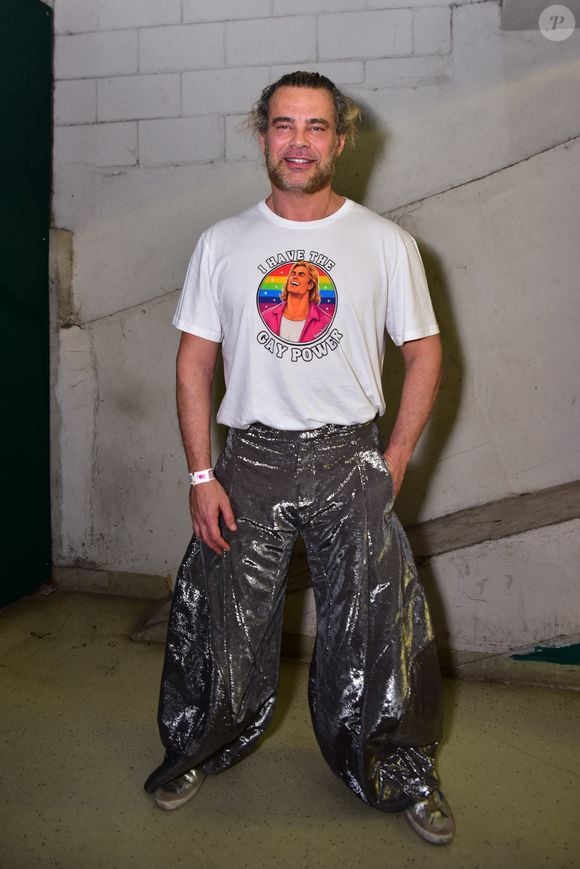 Carmo Dalla Vecchia vestiu uma camiseta branca com a estampa ilustrada "I Have The Gay Power" (eu tenho o poder gay); O ator combinou a peça a uma calça prateada metalizada de corte extremamente volumoso e bufante