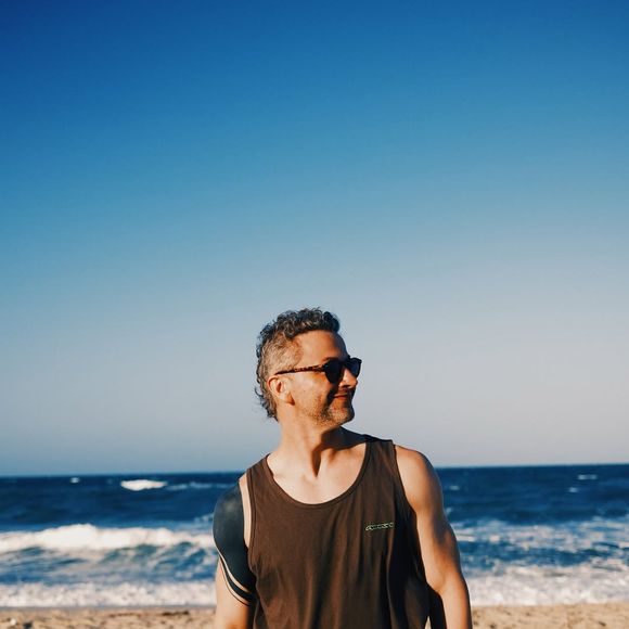 Para celebrar seu aniversário, Lucas Lima fez uma publicação em seu Instagram com uma foto na praia