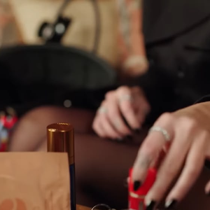 Dua Lipa mostrou à Vogue que leva molho de pimenta na bolsa porque acredita que o tempero deixa qualquer refeição melhor
