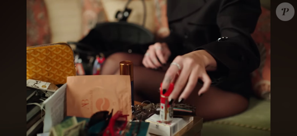 Dua Lipa mostrou à Vogue que leva molho de pimenta na bolsa porque acredita que o tempero deixa qualquer refeição melhor