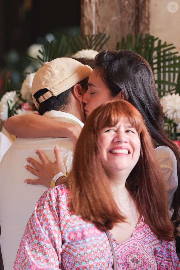 Velório de Preta Gil: namorada de Francisco Gil, Alane Dias faz carinho no cantor durante a despedida