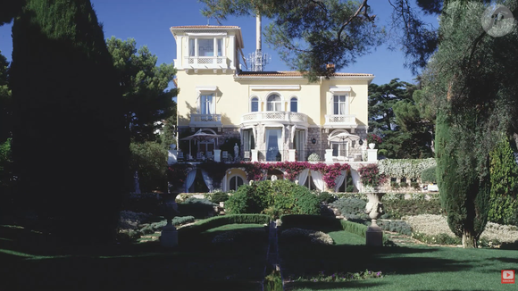 De acordo com a House & Garden, a residência de Elton John tem vários quartos e uma torre com grandes janelas voltadas para a baía e para os Alpes