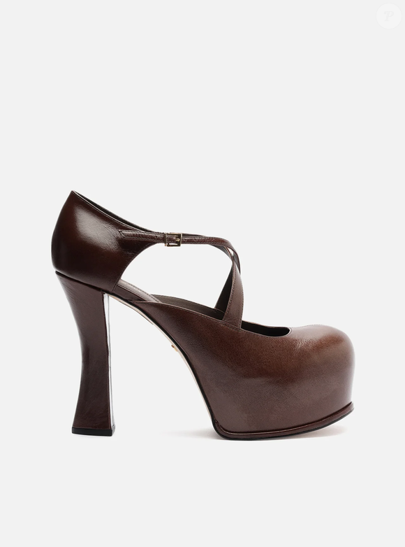 Arezzo aposta em um scarpin meia pata poderoso, pensado especialmente para quem deseja ganhar altura sem abrir mão do conforto e da sofisticação, traduzindo de forma atual o legado ousado da portuguesa