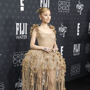 Ariana Grande rouba a cena com ousadia em vestido ‘gaiola’ de grife luxuosa, direto da passarela para premiação