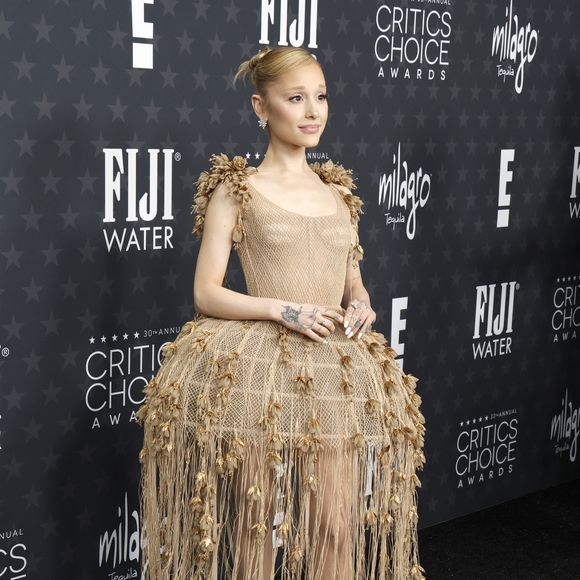 Ariana Grande rouba a cena com ousadia em vestido ‘gaiola’ de grife luxuosa, direto da passarela para premiação