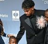 Aos 4 anos, Keyne, irmão de Lamine Yamal, chama a atenção de todos em Londres: veja fotos do menino na cerimônia do Bola de Ouro 2026