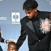Aos 4 anos, Keyne, irmão de Lamine Yamal, chama a atenção de todos em Londres: veja fotos do menino na cerimônia do Bola de Ouro 2026