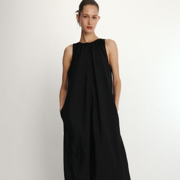 Ter um vestido preto no guarda-roupa é sempre contar com um aliado curinga para qualquer ocasião