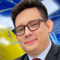 Doença rara causa a morte do apresentador e colunista Erlan Bastos aos 32 anos