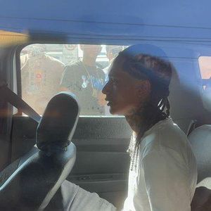 Em um vídeo divulgado nas redes sociais, é possível ver o rapper sendo colocado dentro de uma viatura da Polícia Militar, enquanto uma multidão se aglomerava ao redor.