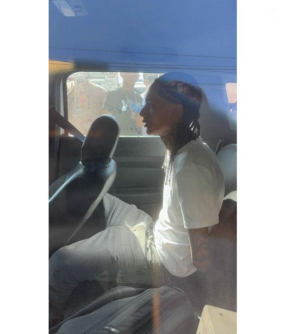 Em um vídeo divulgado nas redes sociais, é possível ver o rapper sendo colocado dentro de uma viatura da Polícia Militar, enquanto uma multidão se aglomerava ao redor.