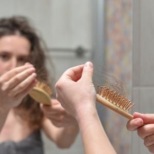 Marta León, especialista em hormônios: 'Se você está perdendo mais cabelo a cada dia, é essencial consumir colina, biotina e verificar seus níveis de ferro'