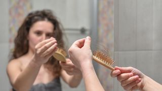 Marta León, especialista em hormônios: 'Se você está perdendo mais cabelo a cada dia, é essencial consumir colina, biotina e verificar seus níveis de ferro'