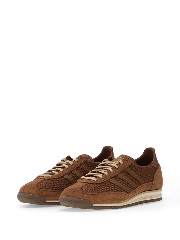 Entre os destaques da temporada, o Adidas SL 72 OG chama atenção pelo acabamento em camurça e pela cor inspirada em um dos doces mais tradicionais das Festas Juninas. O resultado é um visual elegante que funciona do dia a dia aos compromissos casuais