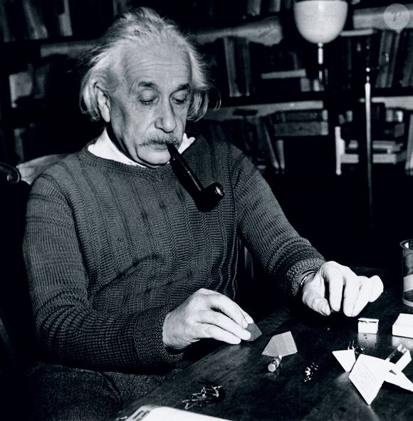 Segundo a frase atribuída a Einstein, a inteligência seria a capacidade de encontrar soluções quando um problema aparece, a sabedoria seria a habilidade de agir um passo à frente,