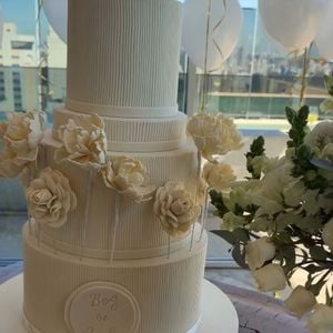 O bolo branco do Chá Revelação de Sabrina Sato e Nicolas Prattes escondia o que todos queriam saber!