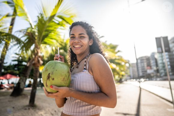 Água de coco é conhecida por sua hidratação e virou queridinha do público nas praias, mas também tem efeitos positivos na saúde