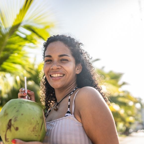 Água de coco é conhecida por sua hidratação e virou queridinha do público nas praias, mas também tem efeitos positivos na saúde