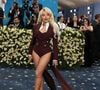 Sabrina apostou em um look quase monocromático em tom de bordô, composto por um body justo e um blazer com cauda longa, esbanjando sofisticação e personalidade