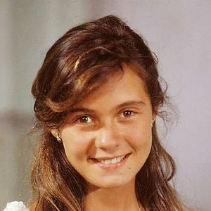 Adriana Esteves em 1989: interpretou a personagem Tininha em Top Model. A jovem esportista, bronzeada e surfista fazia parte do núcleo do Rio de Janeiro, com foco nas passarelas e no surfe. Na trama, ela vivia um romance com Elvis (Marcelo Faria), de quem era extremamente submissa e fazia tudo o que o namorado mandava
