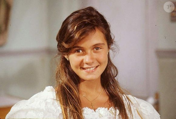 Adriana Esteves em 1989: interpretou a personagem Tininha em Top Model. A jovem esportista, bronzeada e surfista fazia parte do núcleo do Rio de Janeiro, com foco nas passarelas e no surfe. Na trama, ela vivia um romance com Elvis (Marcelo Faria), de quem era extremamente submissa e fazia tudo o que o namorado mandava