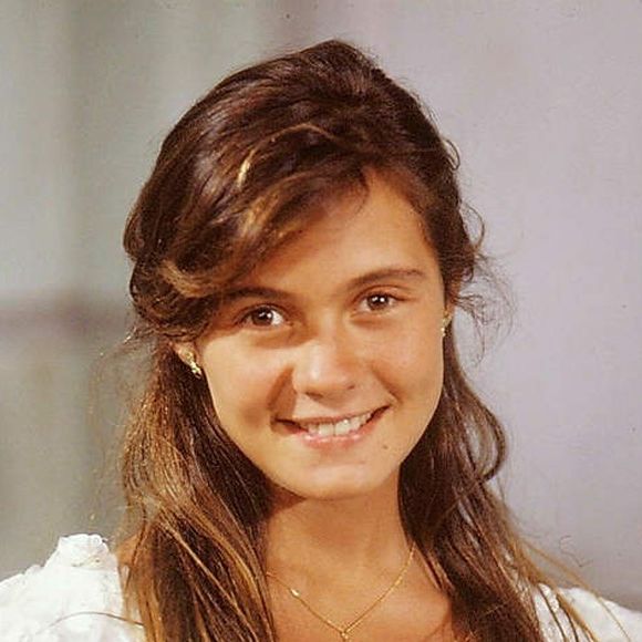 Adriana Esteves em 1989: interpretou a personagem Tininha em Top Model. A jovem esportista, bronzeada e surfista fazia parte do núcleo do Rio de Janeiro, com foco nas passarelas e no surfe. Na trama, ela vivia um romance com Elvis (Marcelo Faria), de quem era extremamente submissa e fazia tudo o que o namorado mandava