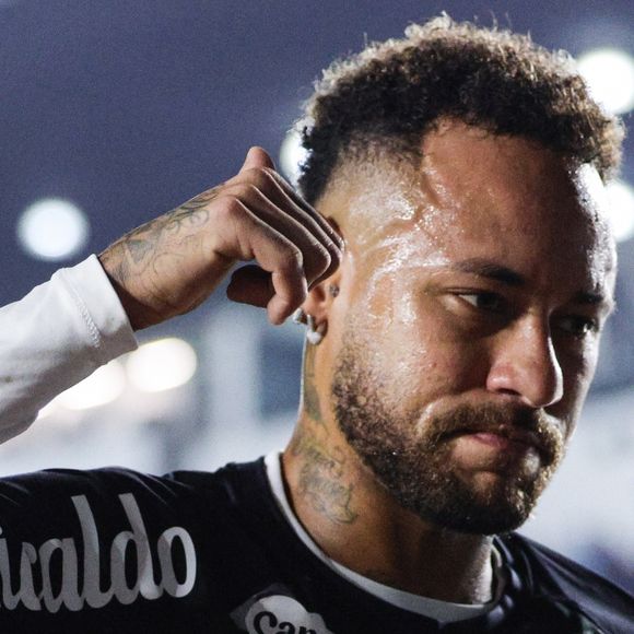 Além da forte concorrência na ofensiva, o comportamento de Neymar dentro e fora de campo estão prejudicando sua imagem