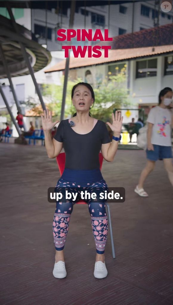 A professora Jane Koh (@society.for.wings), trouxe diversos exercícios suaves de pilates para idosos fazerem em casa, usando a cadeira como apoio.