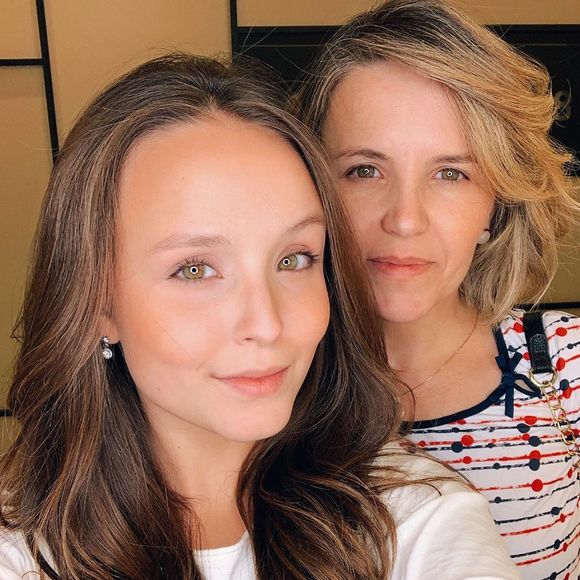 Larissa Manoela abriu mão de patrimônio de milhões após romper com os pais; atriz teria sido agredida fisicamente pela mãe durante briga