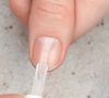 Manicures e pedicures têm embarcado na tendência do efeito “no makeup”: unhas limpas, bem cuidadas e impecáveis, mas sem uma gota de cor