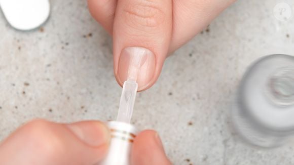 Manicures e pedicures têm embarcado na tendência do efeito “no makeup”: unhas limpas, bem cuidadas e impecáveis, mas sem uma gota de cor