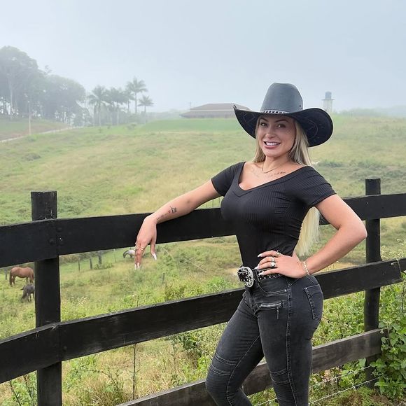 Andressa Urach sobre Cauã Reymond: ‘Mamãe pode afirmar que de cecê não tem nada em lugar nenhum, pelo contrário. É bom o negócio. Agora tá solteiro, pode falar’