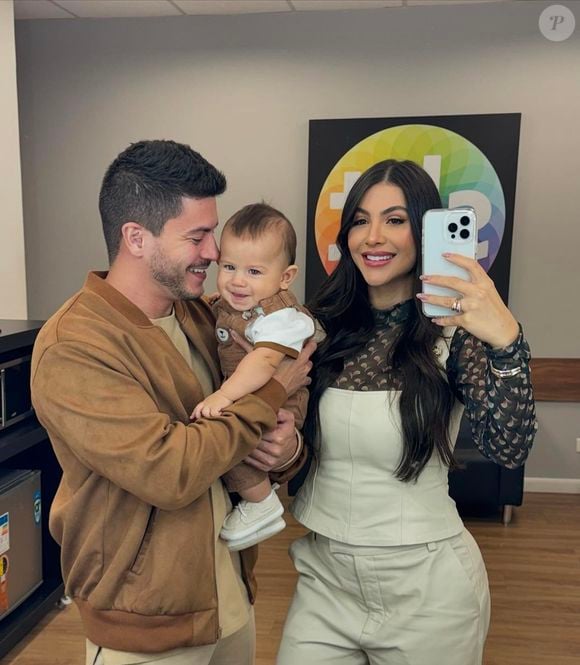 Jheny Santucci e Arthur Aguiar são pais de Gabriel, de 2 anos, e aguardam a chegada do segundo filho; a gravidez foi anunciada em agosto, menos de um mês após o casamento no civil, informou a Quem