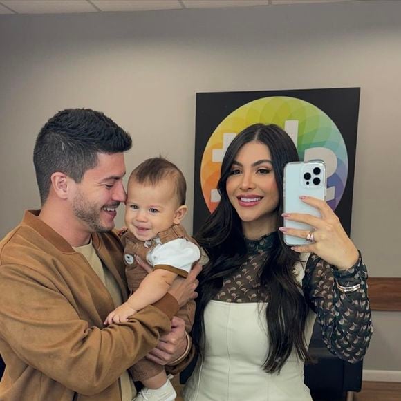 Jheny Santucci e Arthur Aguiar são pais de Gabriel, de 2 anos, e aguardam a chegada do segundo filho; a gravidez foi anunciada em agosto, menos de um mês após o casamento no civil, informou a Quem