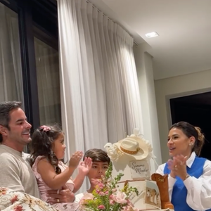 Simone Mendes cantou o 'parabéns' ao lado do marido, Kaká Diniz, e dos filhos Henry e Zaya