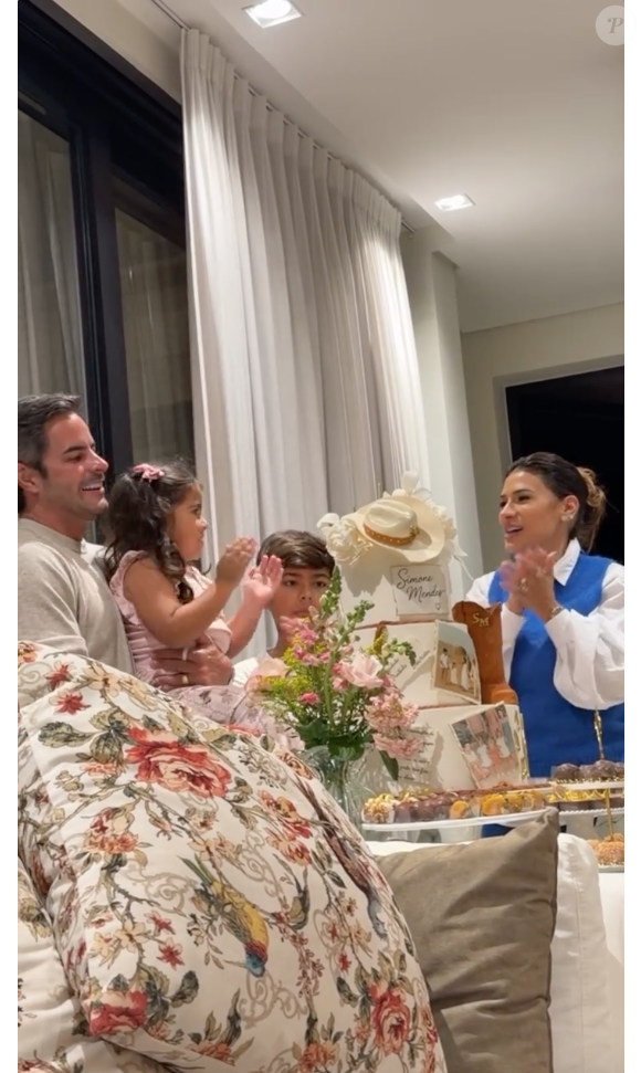 Simone Mendes cantou o 'parabéns' ao lado do marido, Kaká Diniz, e dos filhos Henry e Zaya